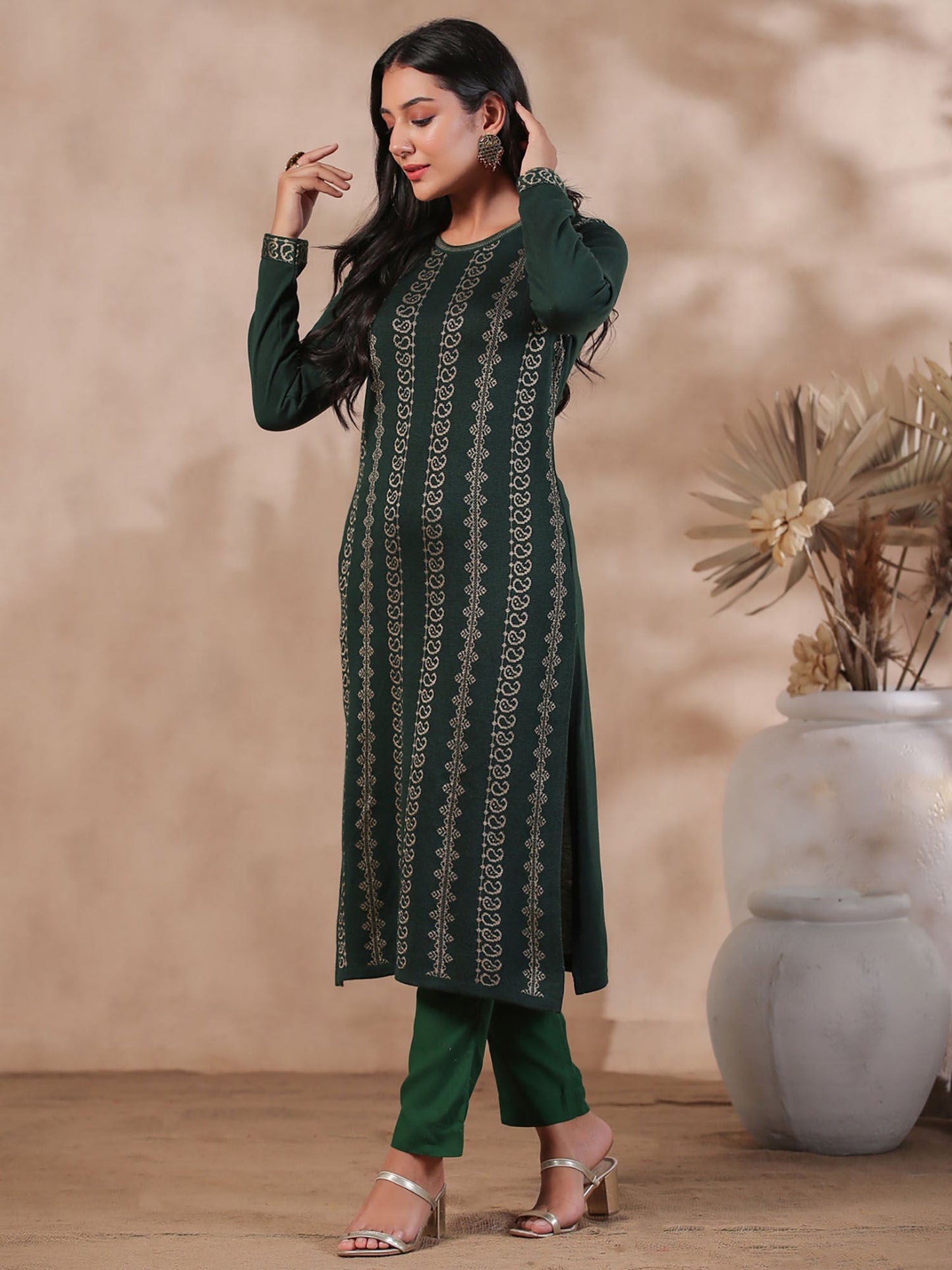 ISHIN Women's Green Jacquard Style Ethnic Motifs Straight Winterwear Kurta