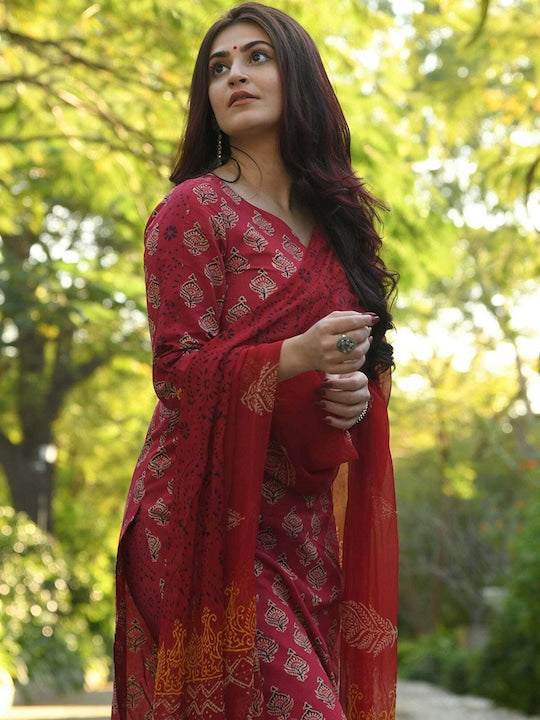 Mitera Maroon Floral Printed Kurta With Trousers & Dupatta