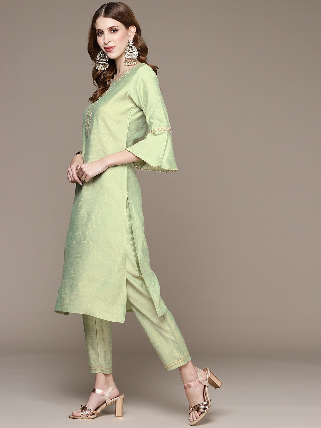 Anubhutee Women Green Floral Embroidered Kurta with Trousers